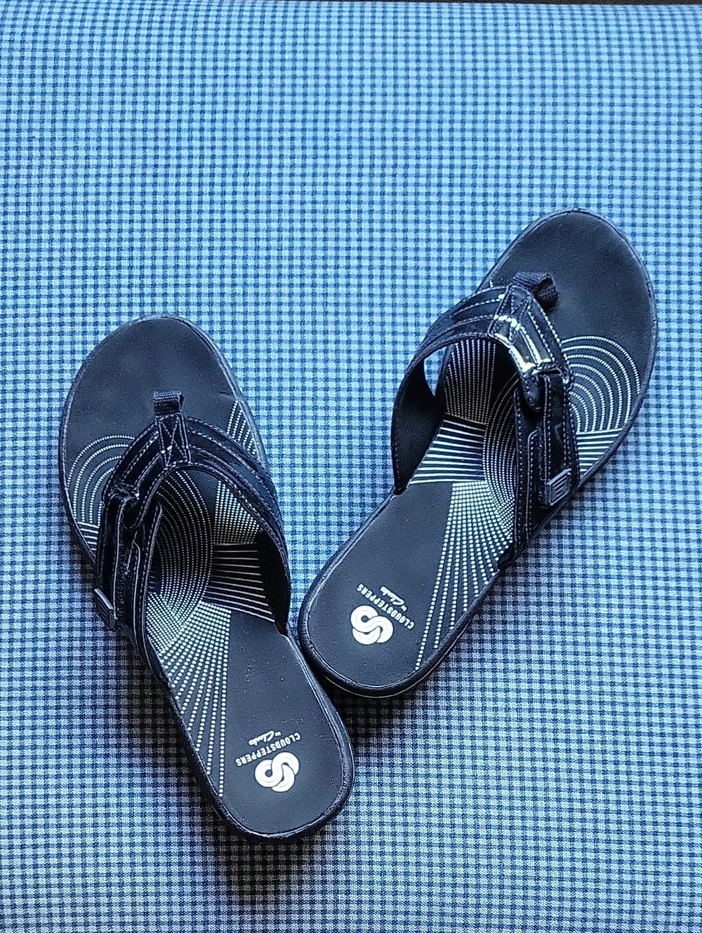 Clarks Cloudsteppers Women's Black Thong Sandals with Patterned Footbed